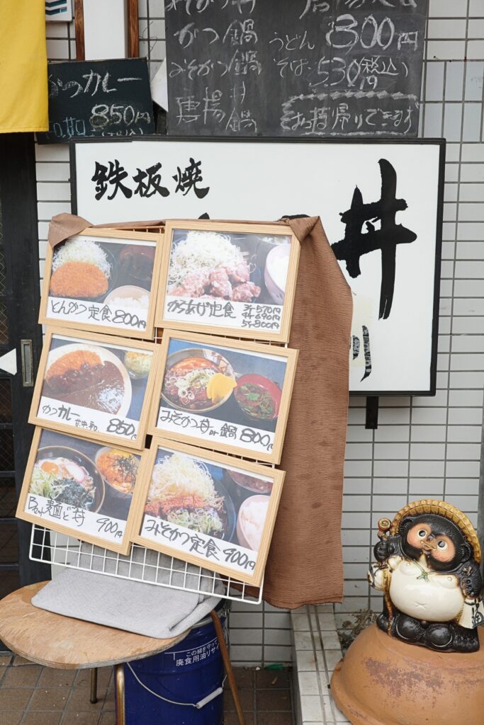 名古屋市千種区 もり川 店頭に並ぶ定食メニュー
