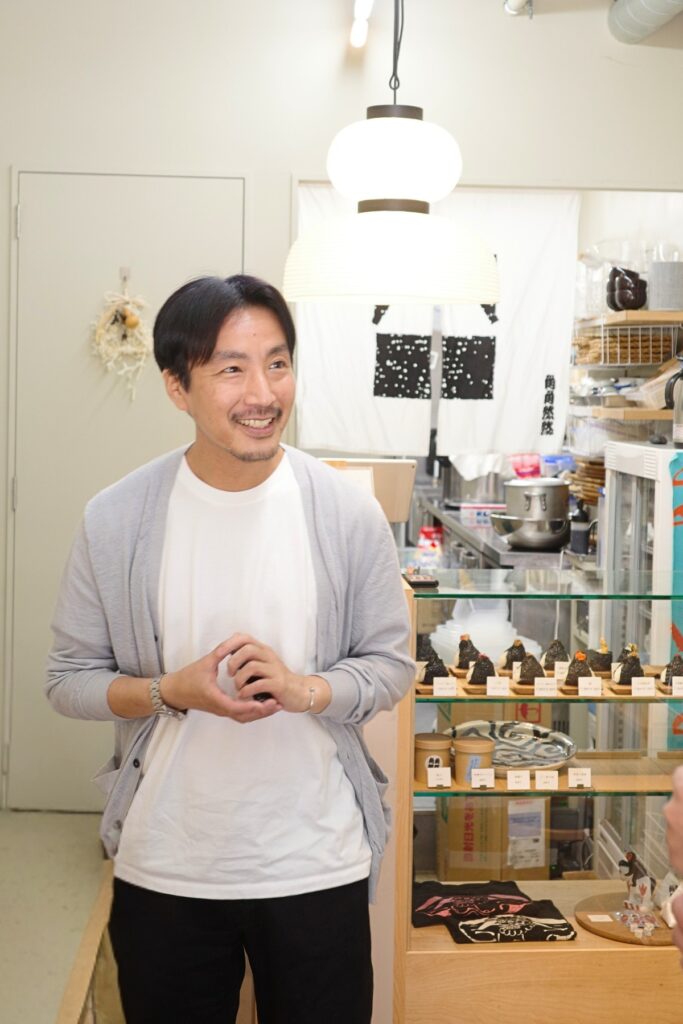 名古屋・覚王山の角角然然 店内に立つ阿部浩貴さん。
