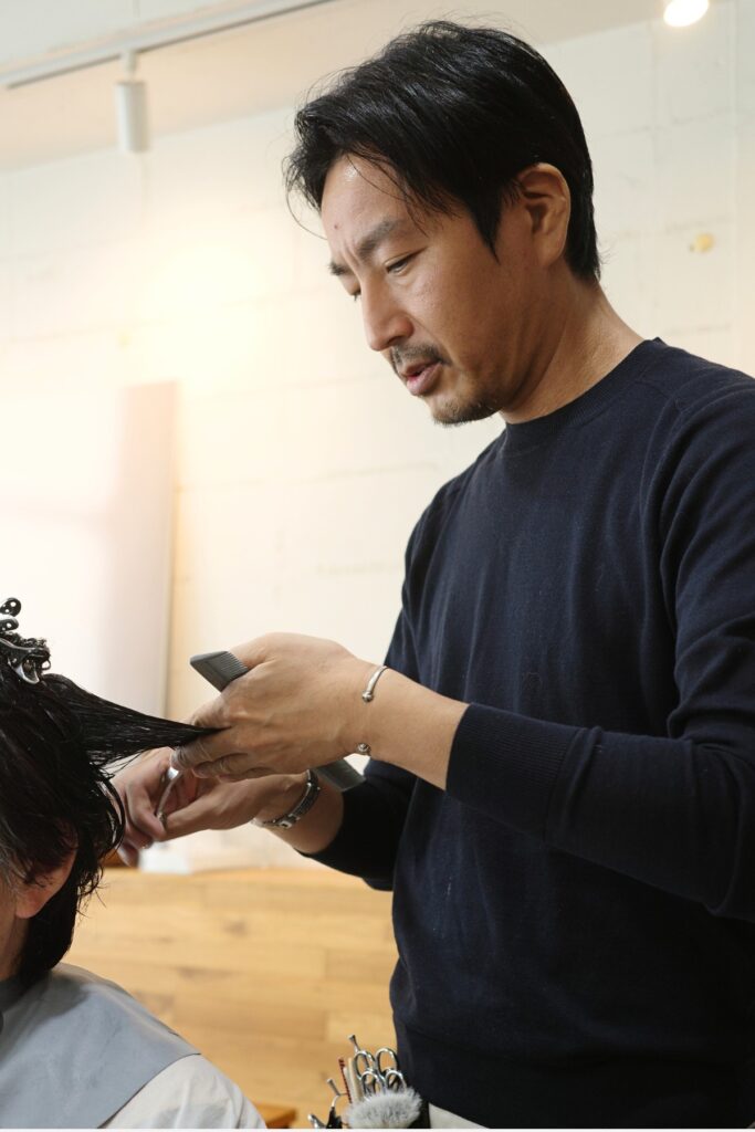 美容師として働きながら角角然然を営む阿部浩貴さん。