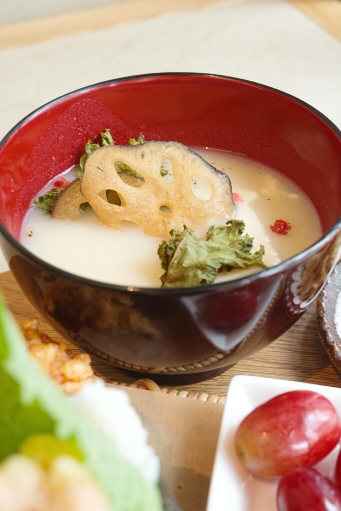 角角然然のおむすびランチに付く季節野菜の味噌汁