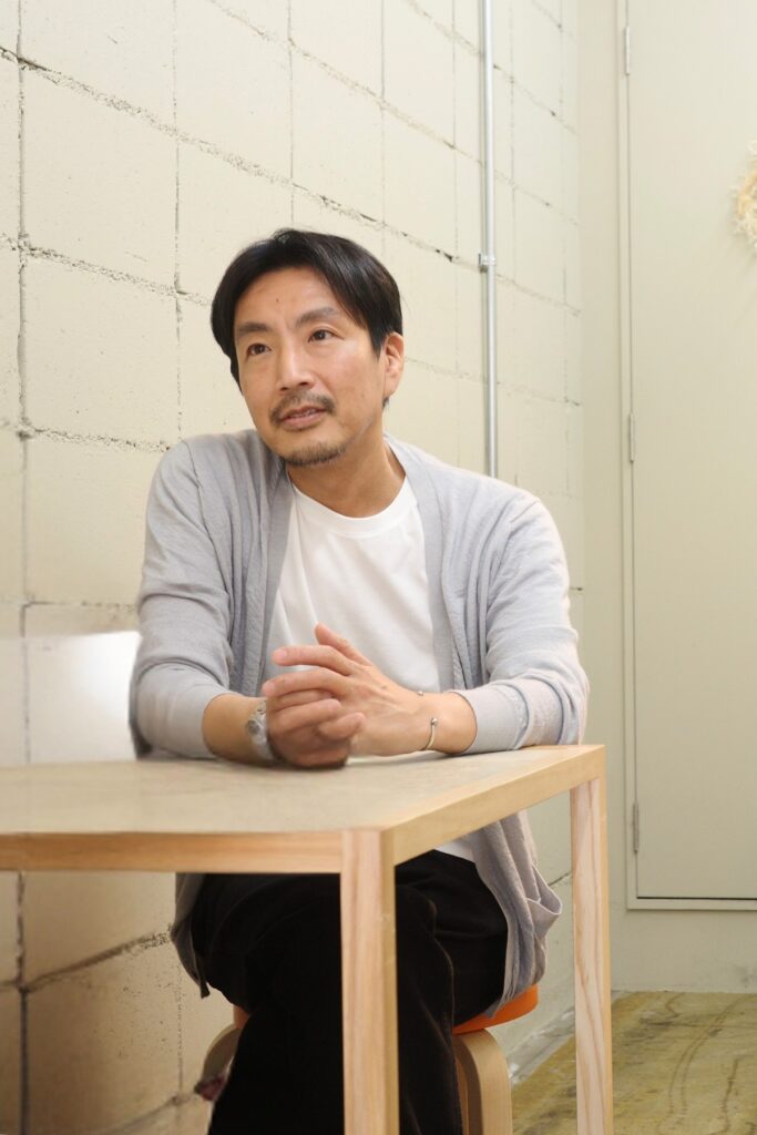 角角然然を立ち上げた阿部浩貴さんへのインタビュー風景。