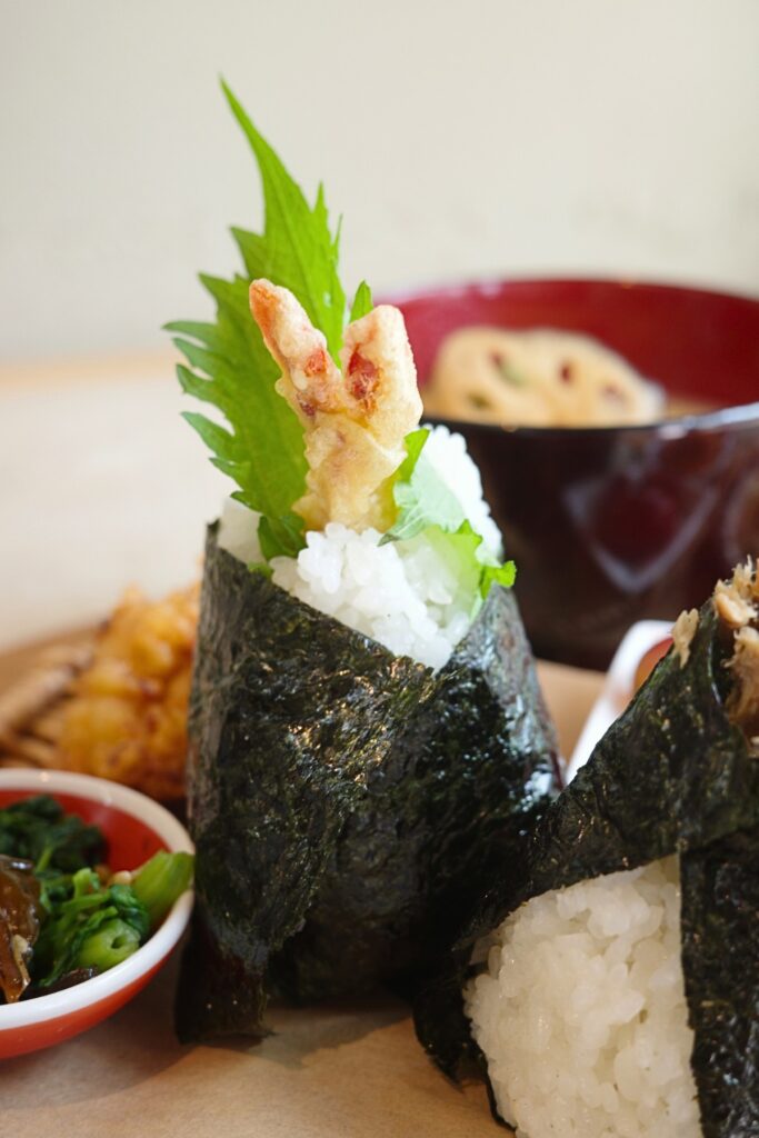 覚王山の角角然然（かくかくしかじか）の具だくさんおむすびランチ
