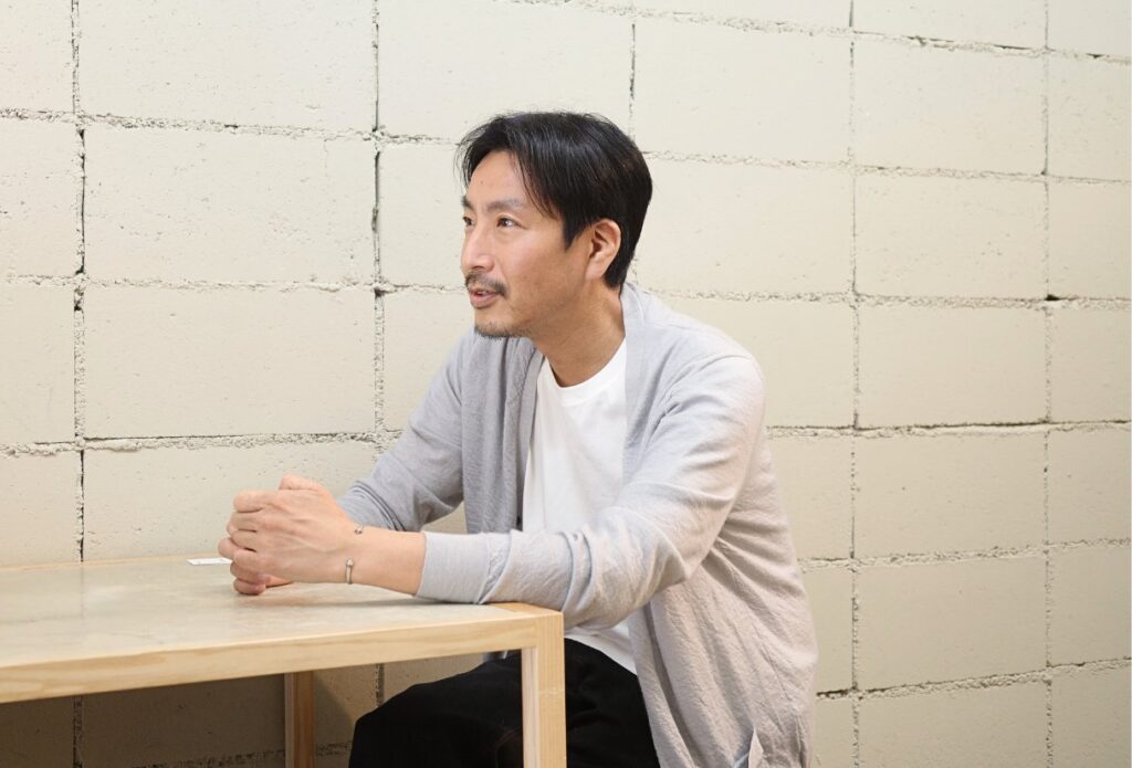 覚王山のおむすび店 角角然然の阿部浩貴さんが想いを語る様子