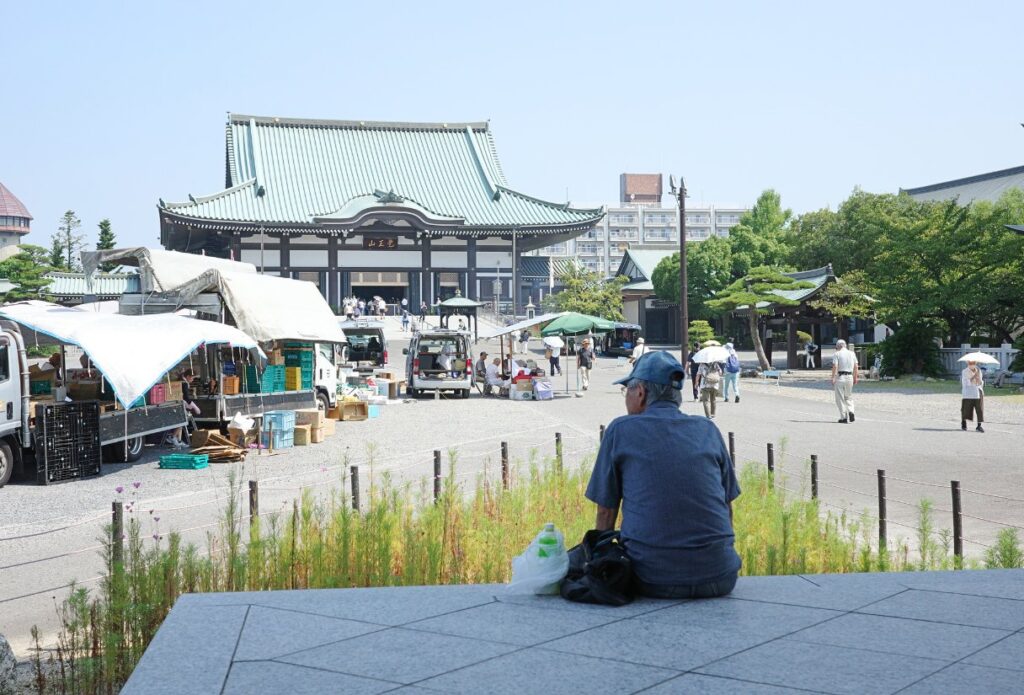 覚王山・日泰寺の本堂前でひと休みする男性。