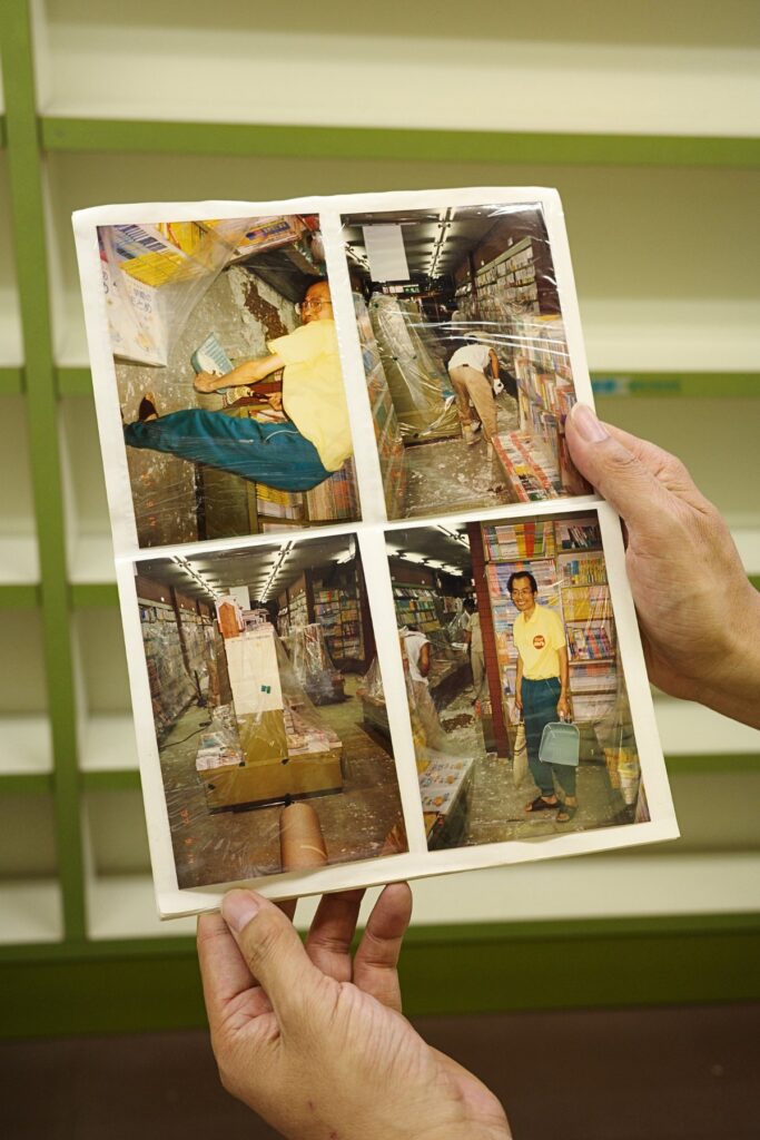 手に持った古い写真、一正堂の床工事の店内の様子。