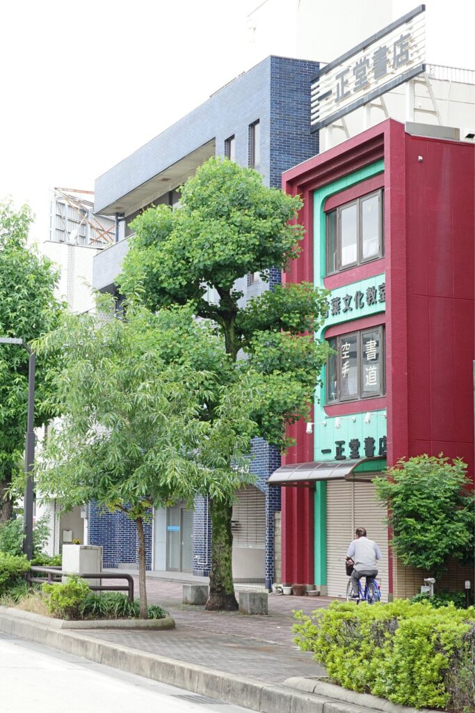 大曽根の街並みと一正堂書店の建物外観