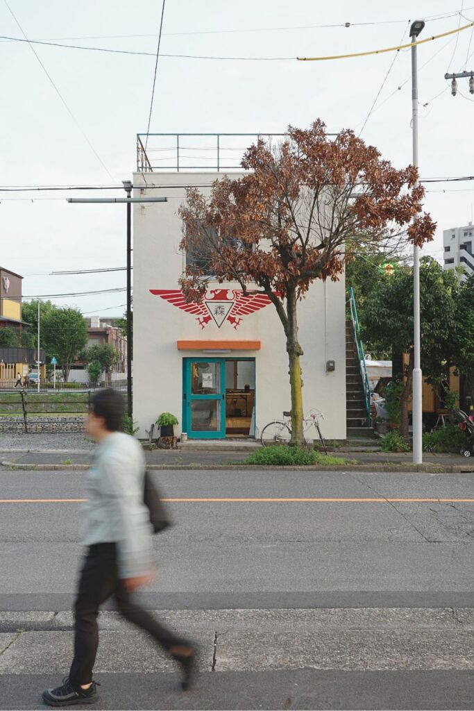 夕暮れの中川運河沿いに建つ運河の森ギャラリー外観。