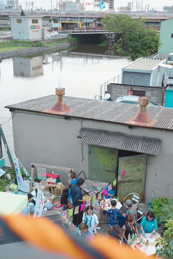 運河の森2階から見下ろす中川運河と水辺で乾杯2026の会場風景。