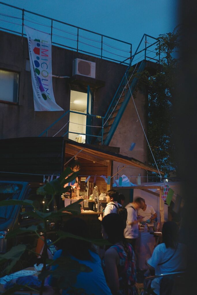 夜の運河の森ギャラリーで営業するクラフトビールのキッチントラック。