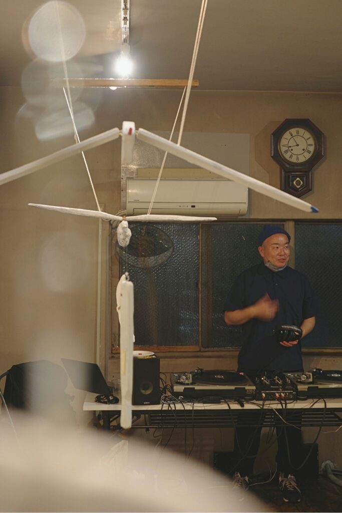 運河の森ギャラリーでターンテーブルを囲み音楽を楽しむDJ。