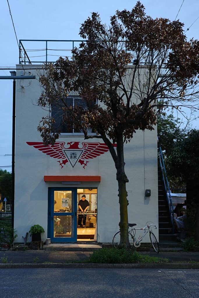 名古屋・中川運河沿いにある運河の森ギャラリーの夕景外観。