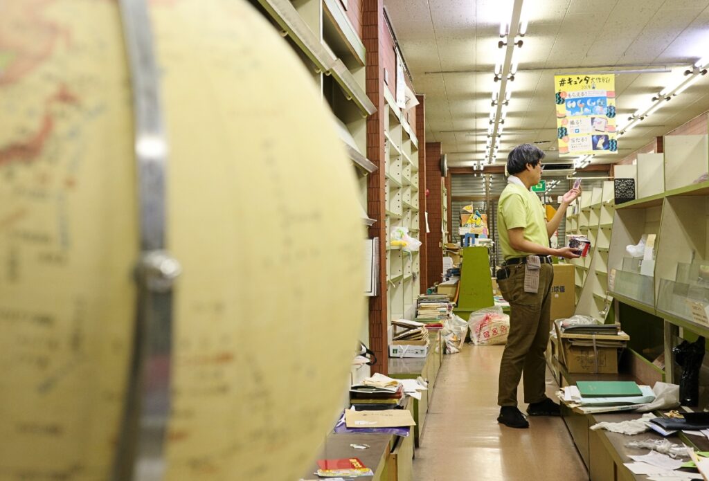 「家読のすすめ」と書かれた張り紙が貼られた空の書棚