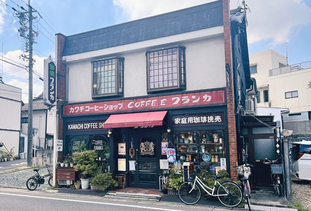 名古屋市昭和区・荒畑駅近くの純喫茶「珈琲フランカ」の外観。赤いテントとレトロな看板が印象的な喫茶店。
