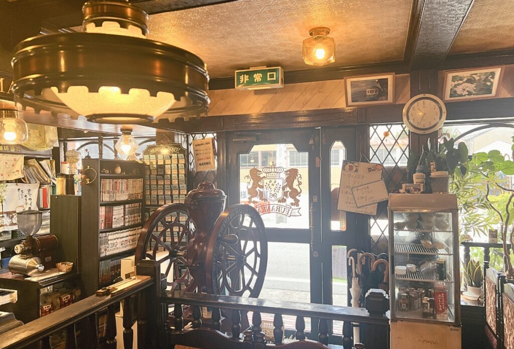 名古屋市昭和区の純喫茶「珈琲フランカ」の店内。コーヒーミルや木製家具が並ぶ落ち着いたレトロ空間。