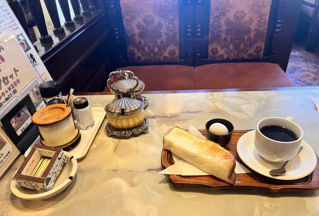 珈琲フランカのモーニングセット。厚切りトーストとゆで卵、コーヒーが並ぶ名古屋の喫茶店らしい朝食。