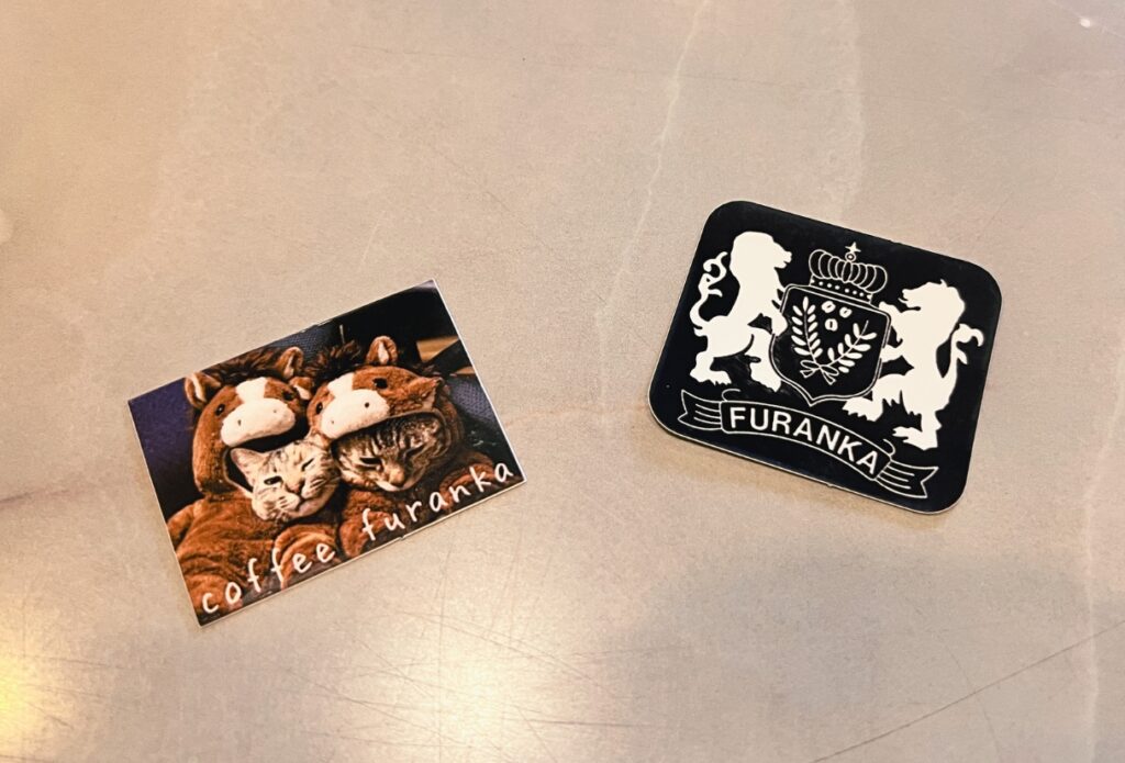 名古屋市昭和区の純喫茶「珈琲フランカ」のオリジナルステッカー。店のロゴと猫がデザインされた記念ステッカー。