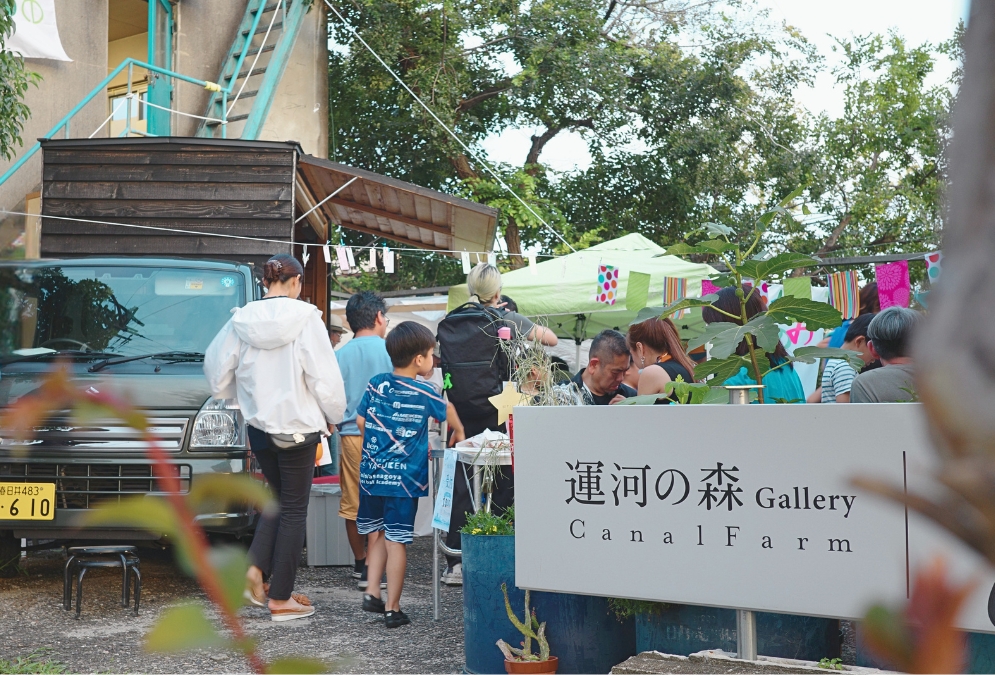 名古屋・中川運河沿いの運河の森ギャラリーに集まる人々と水辺で乾杯2026
