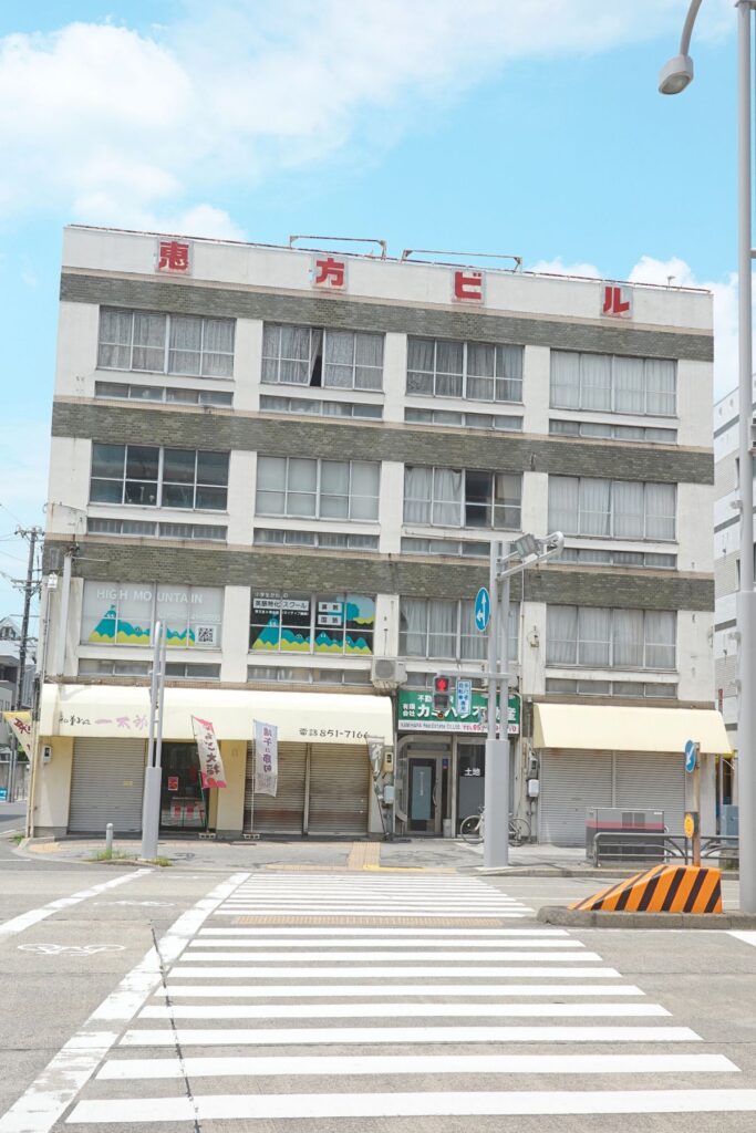 名古屋市昭和区阿由知通に建つ恵方ビル、屋上に赤い「恵方ビル」の文字