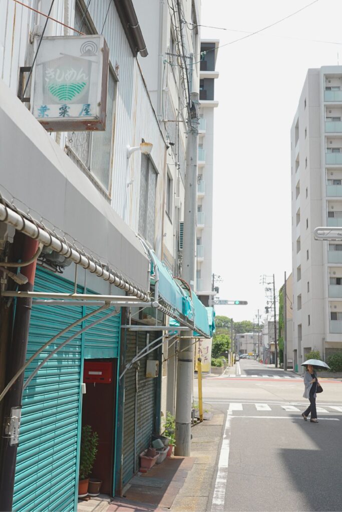 御器所と桜山の間に残る「きしめん 葉栗屋」の古い看板と街並み