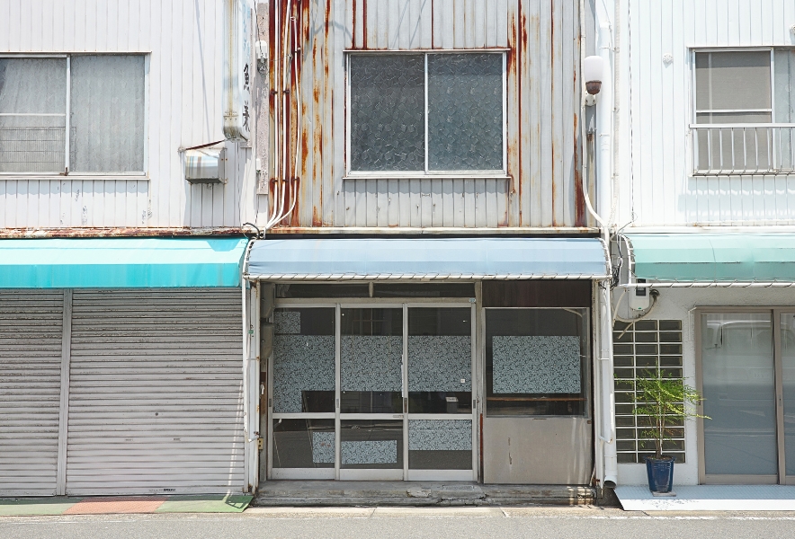 名古屋市昭和区、御器所と桜山の間に残るシャッターや古い建物の街並み