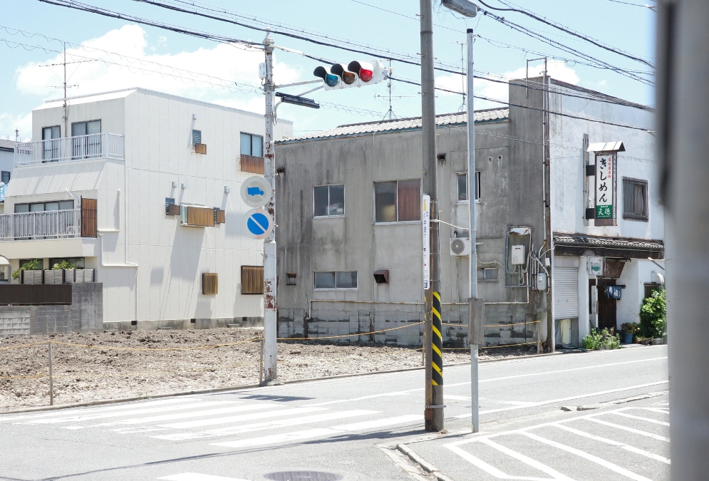 名古屋市千種区、平屋が取り壊された街角にぽつんと残るきしめん店「天徳」
22.jpg