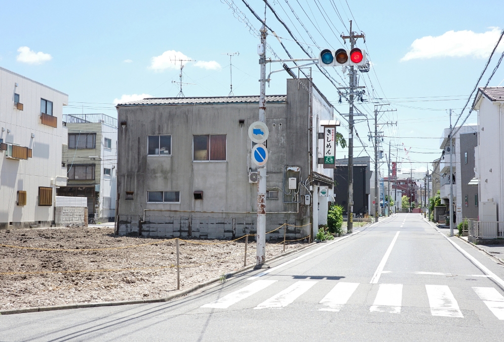 名古屋市千種区、平屋が取り壊された跡地と街角にぽつんと残るきしめん店「天徳」