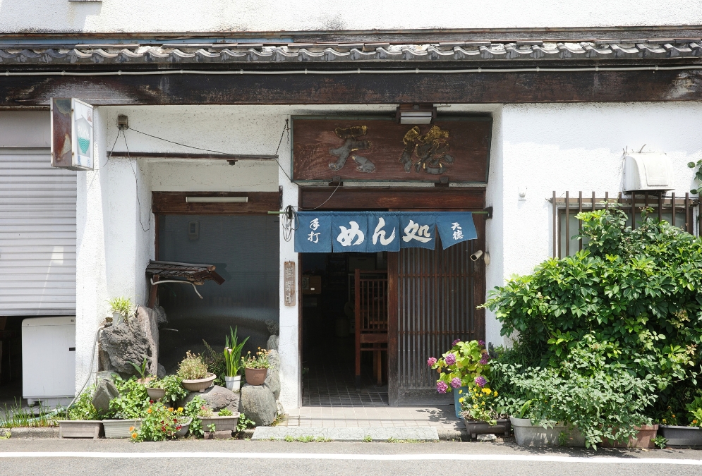 名古屋市千種区で戦後から続く、きしめんと丼ものの店「天徳」の外観