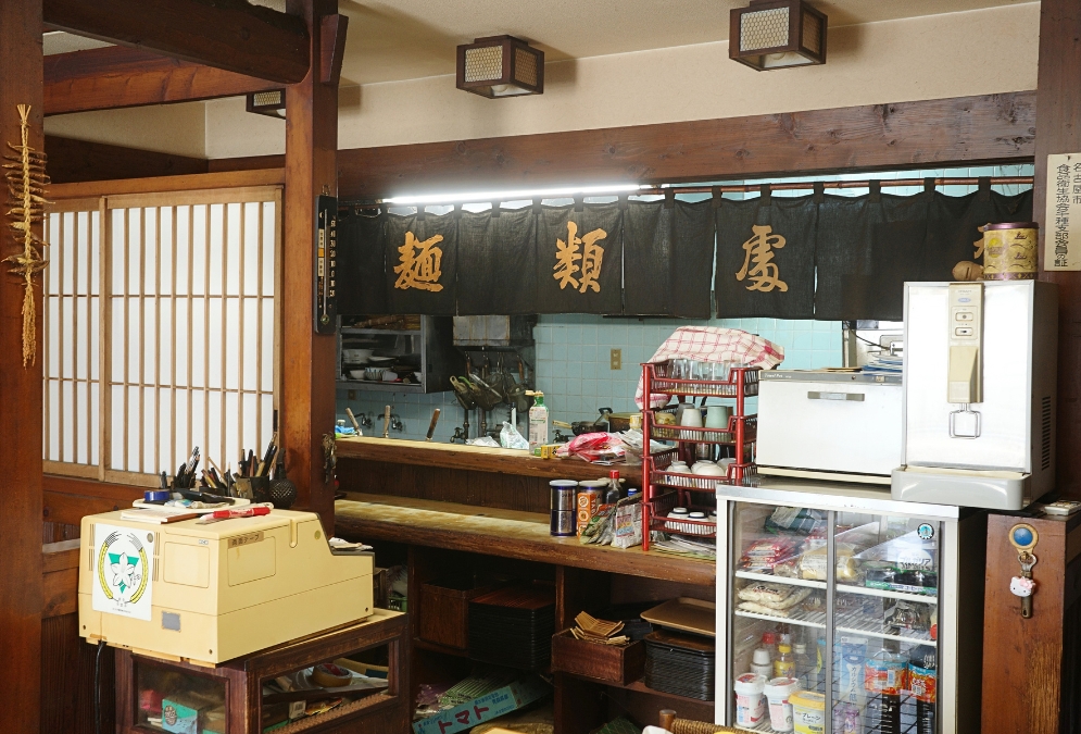名古屋市千種区「天徳」の店内、長年使われてきた厨房と麺類の暖簾