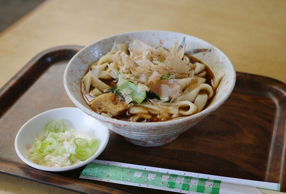 名古屋市千種区「天徳」のきしめん、鰹節とねぎをのせた昔ながらの一杯