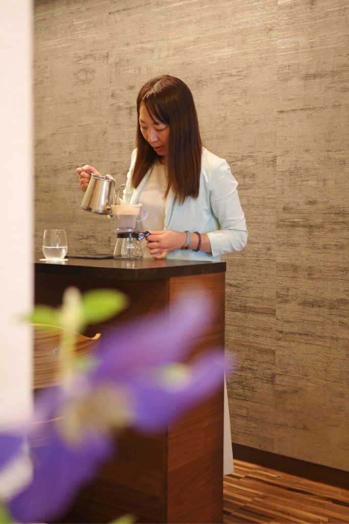「Grains de café」のカウンターで、一杯ずつハンドドリップする店主・三冨由杏子さん。