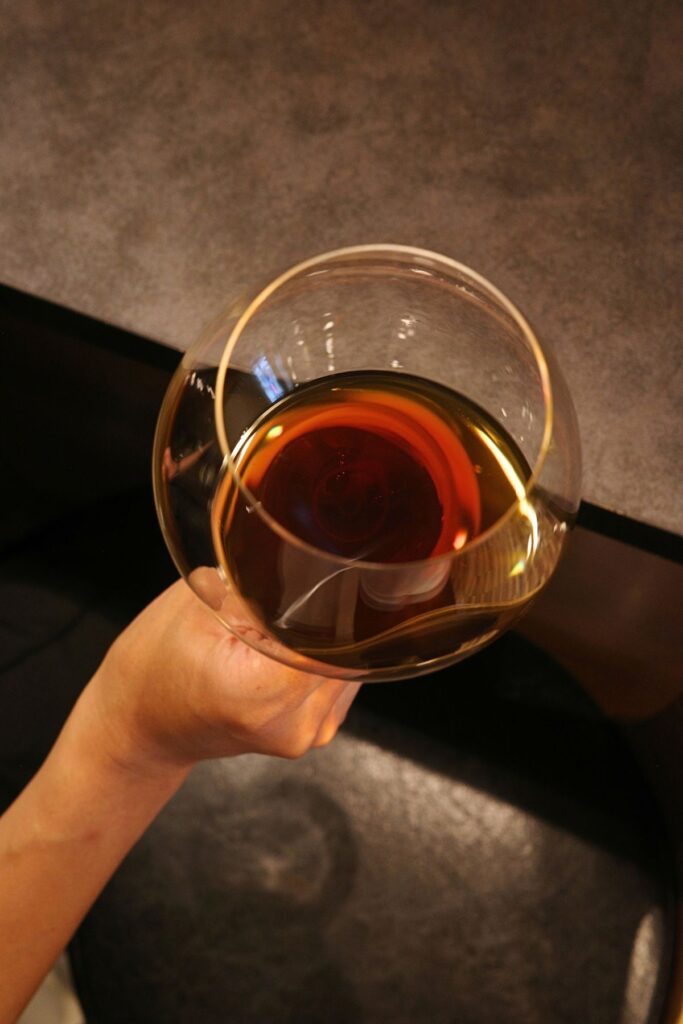 「Grains de café」の水出しコーヒー。香りを楽しむためブルゴーニュ型のワイングラスで提供される一杯。