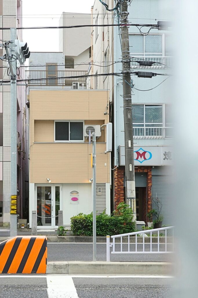 名古屋市昭和区にあるコーヒー店「Grains de café」の外観。街中の建物1階にある小さな店舗。