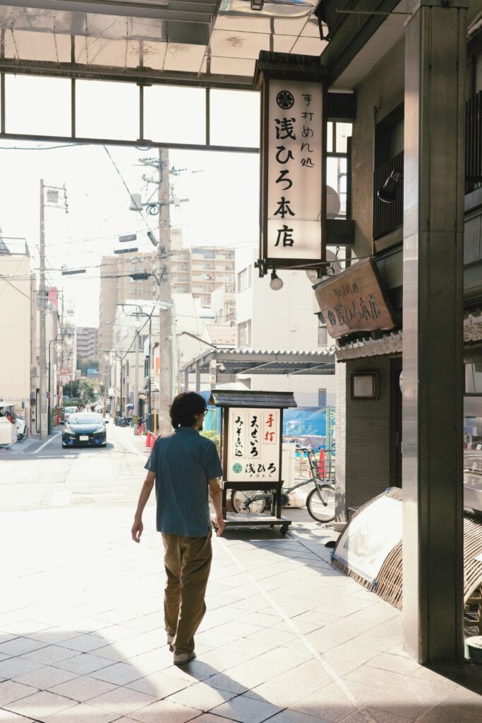 名古屋・大須の味噌煮込みうどん店『浅ひろ本店』へ向かう大ナゴヤ大学・大野嵩明さん。