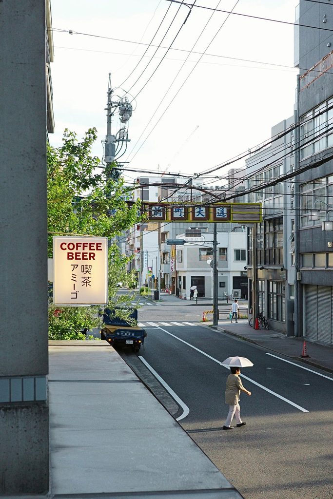 名古屋・大須の門前町大通。昔ながらの街並みと喫茶店の看板が残る風景。