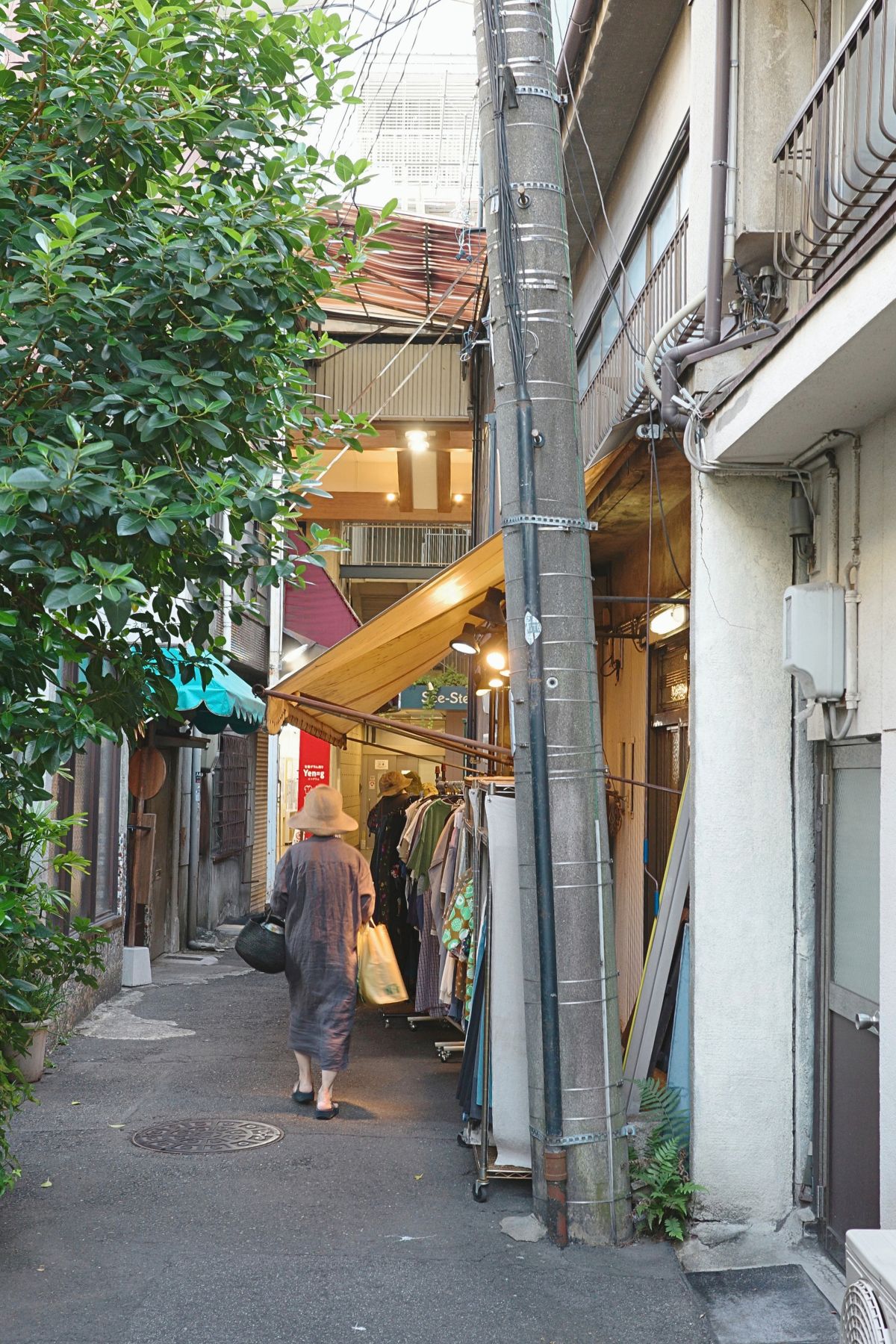 名古屋・大須の路地裏。古い建物と古着店が並ぶ、大須らしい街の風景 。