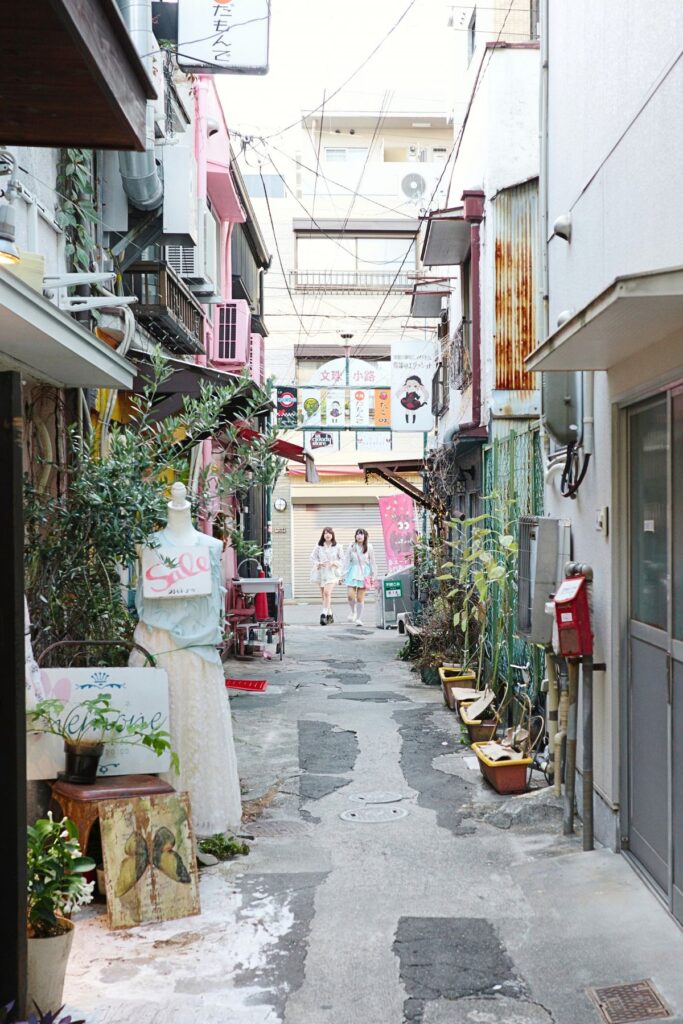 「名古屋・大須の文殊小路。個性的な店が並ぶ細い路地に残る、大須の街並み。