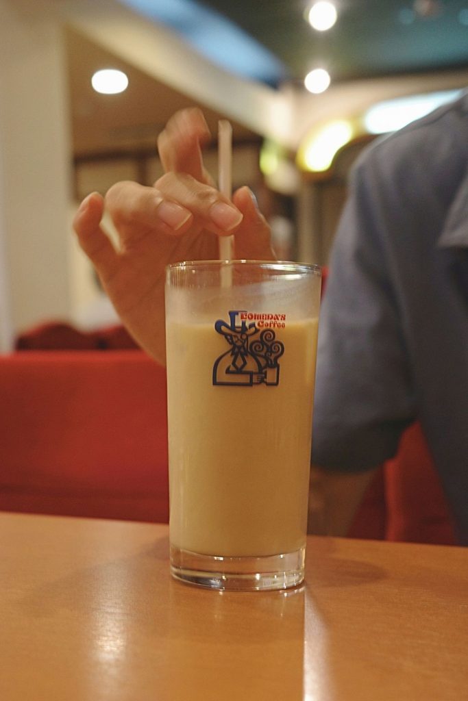 名古屋・大須のコメダ珈琲店で、大野嵩明さんがいつも注文するミルクコーヒー。