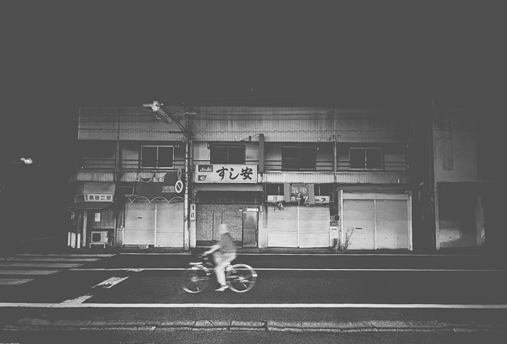 夜の街角に並ぶ取り壊し前の平屋と「すし安」、名古屋市千種区に残っていた昔ながらの街並み