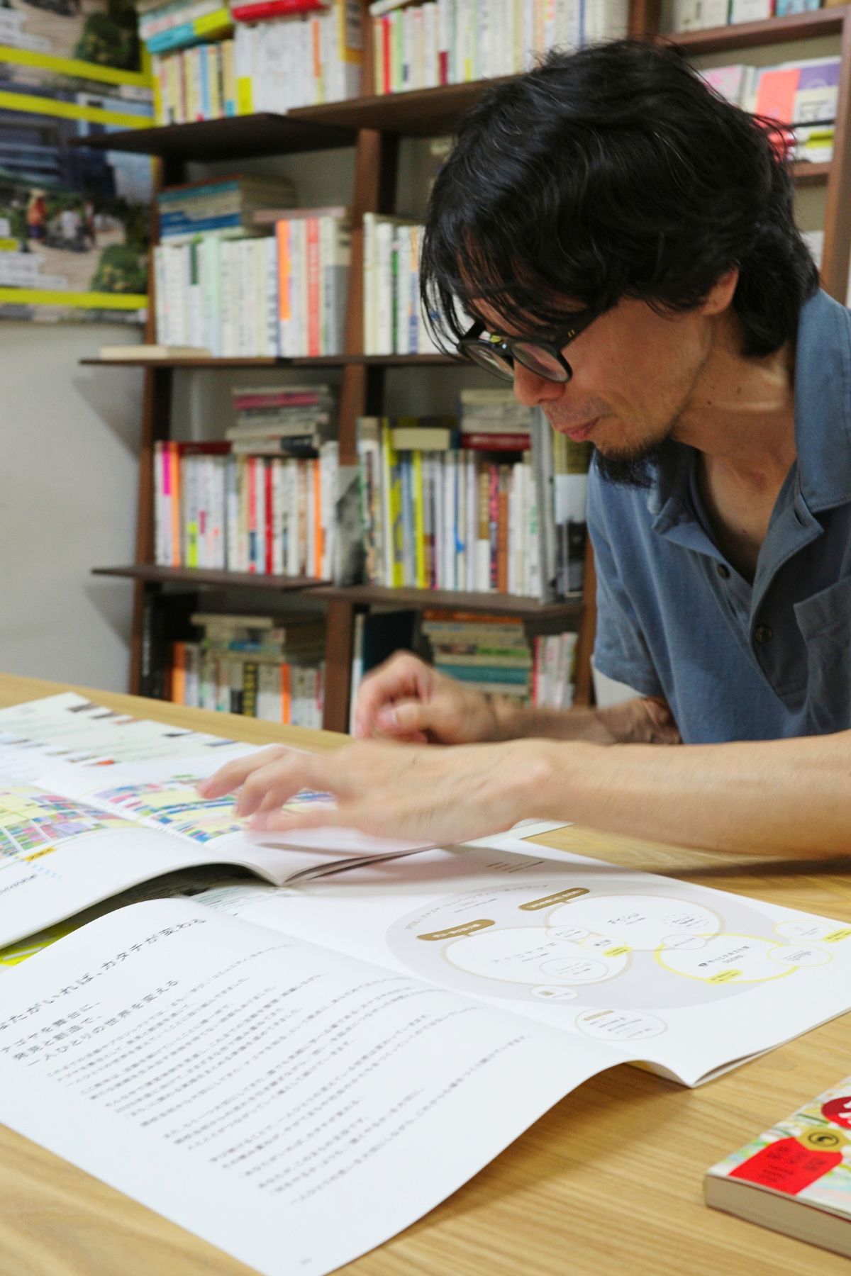 大ナゴヤ大学事務局で資料を広げ、名古屋の街や歴史について語る理事長・大野嵩明さん。