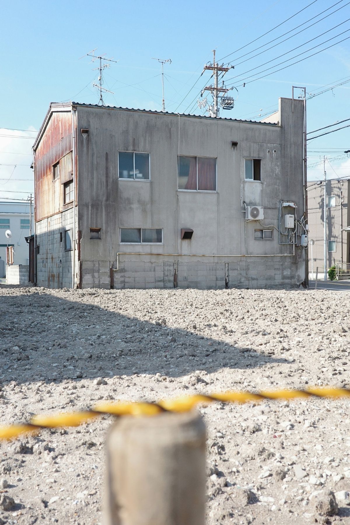 名古屋市千種区、平屋の店舗が取り壊された跡地と街角に残る古い建物
313.jpg