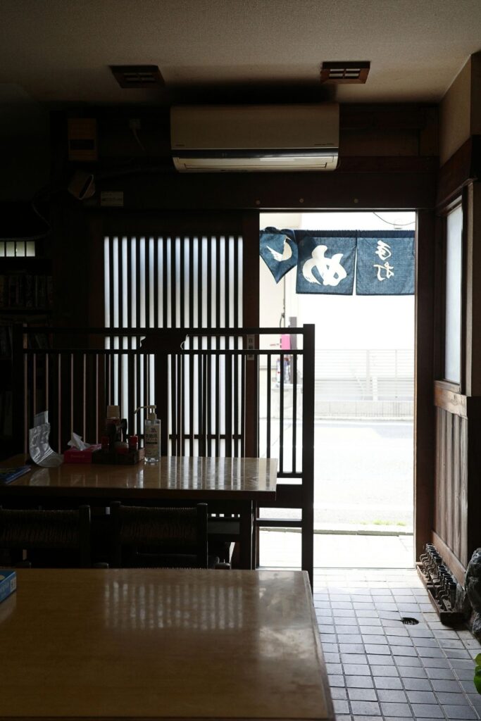 名古屋市千種区「天徳」の店内、入口の暖簾と昔ながらの食堂の風景