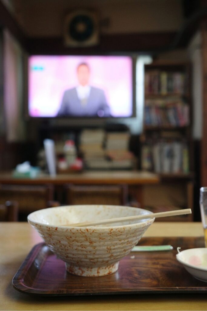 名古屋市千種区「天徳」の店内、きしめんを食べ終えた丼と昔ながらの食堂の風景