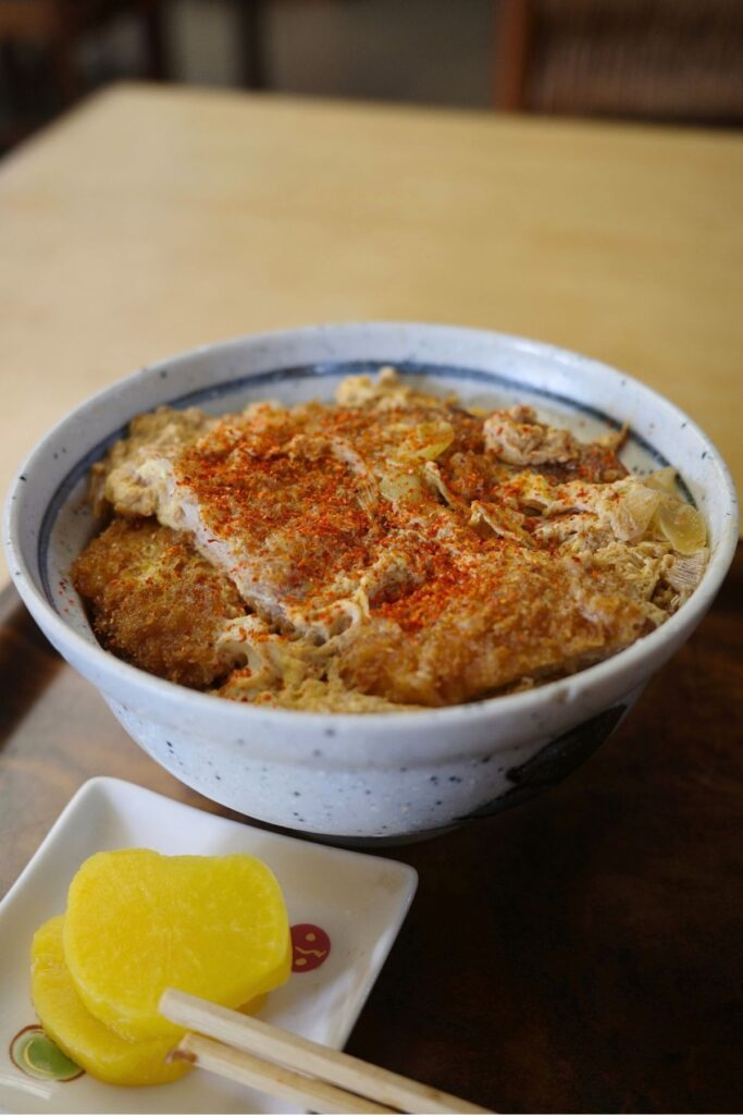 名古屋市千種区「天徳」のかつ丼、卵でとじたカツに一味をかけた昔ながらの丼もの