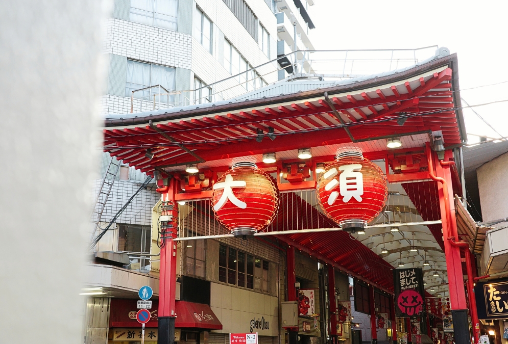 名古屋・大須の赤門。寺町の歴史と多様な文化が残る大須の街並み。