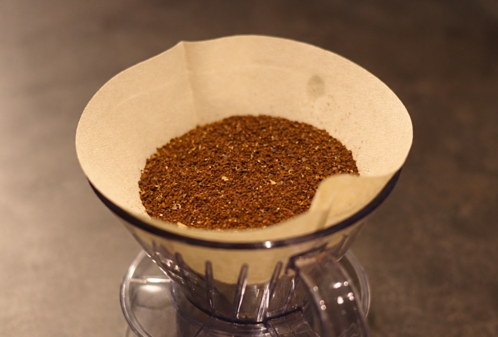 「Grains de café」のハンドドリップ。ペーパーフィルターにセットされた挽きたてのコーヒー豆。