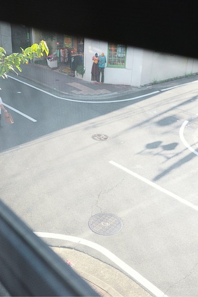 名古屋・大須の街を窓越しに眺める風景。大ナゴヤ大学の事務局周辺の日常。