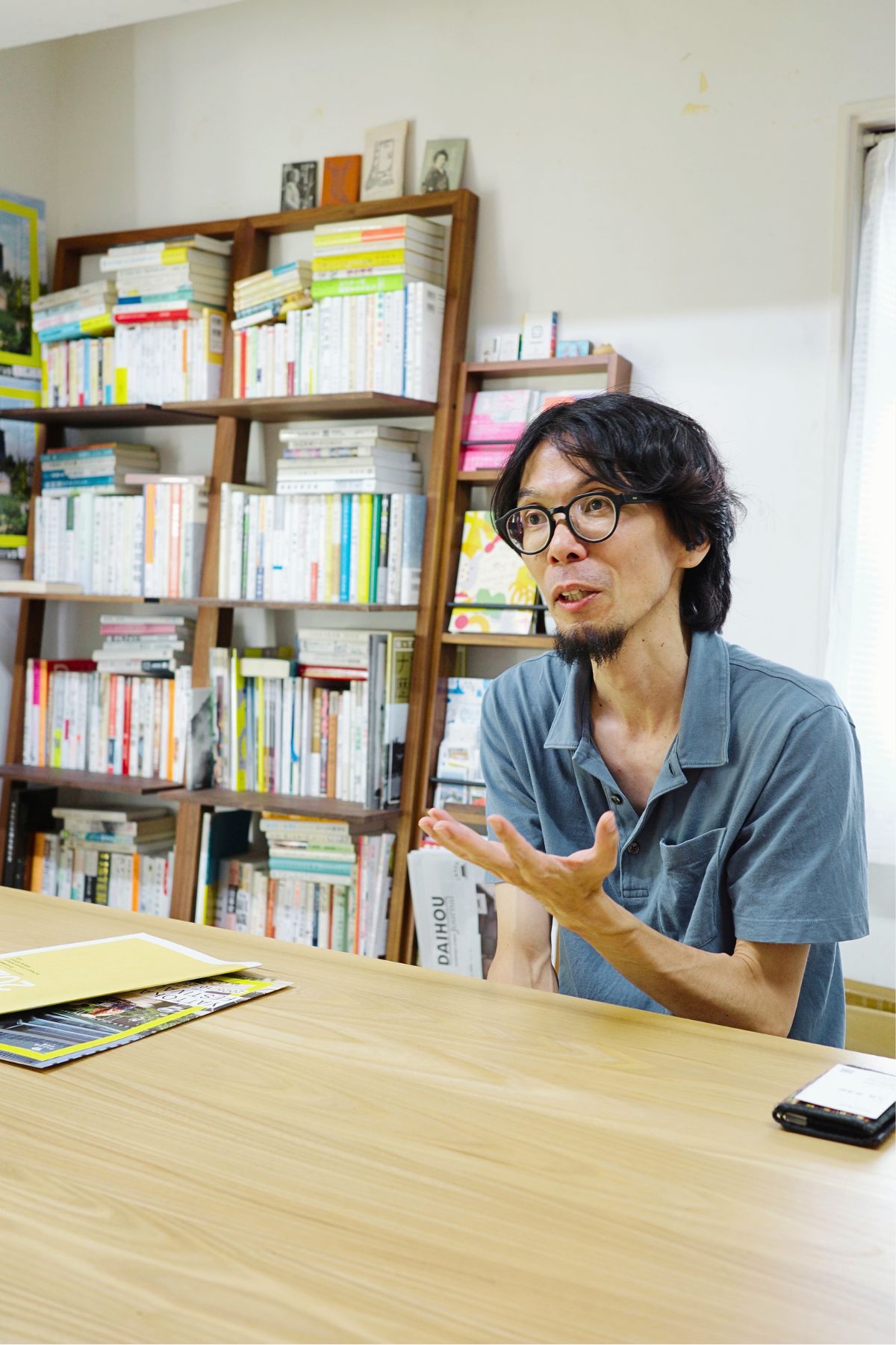 大ナゴヤ大学事務局で名古屋の街や学びについて語る理事長・大野嵩明さん。