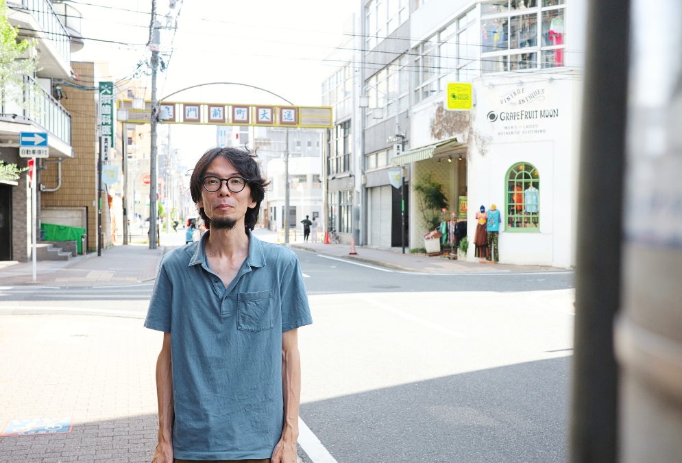 名古屋・大須の街に立つ大ナゴヤ大学理事長・大野嵩明さん。