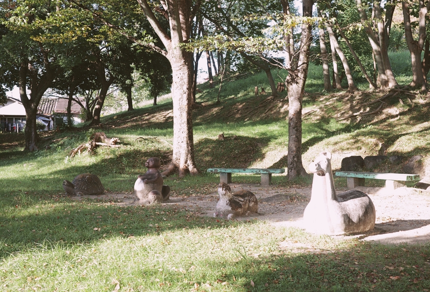 名古屋市南区・笠寺公園の木陰に残る動物の形をした遊具。緑に囲まれた昔ながらの公園風景