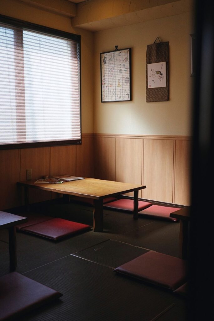 山本屋大久手店の座敷。座卓と赤い座布団が並ぶ畳の部屋